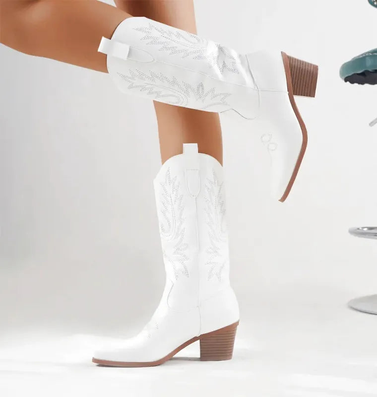 Botas vaqueras pour femme Yehaw MX, style cowboy blanc en cuir, avec détails de broderie, adaptée pour un look décontracté.